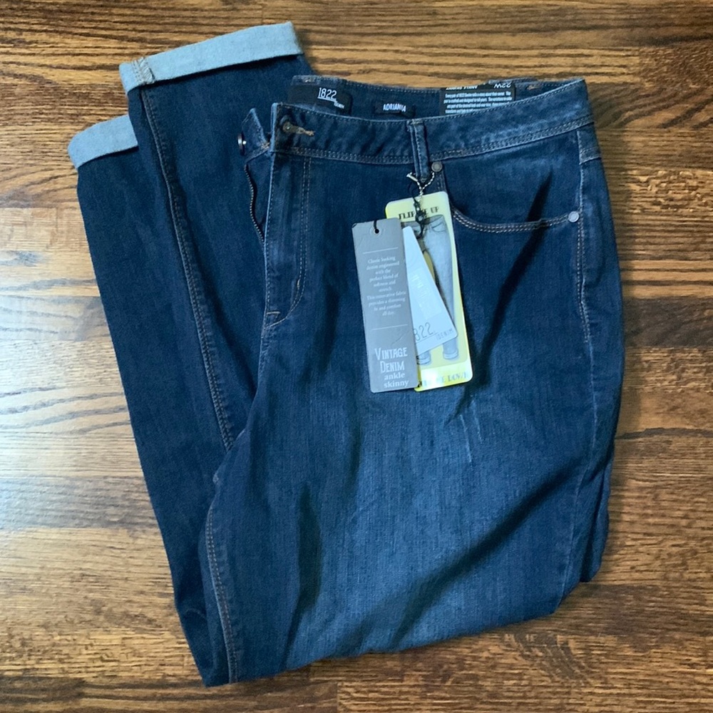 1822 Denim size 22W skinny with slight distress. NWT